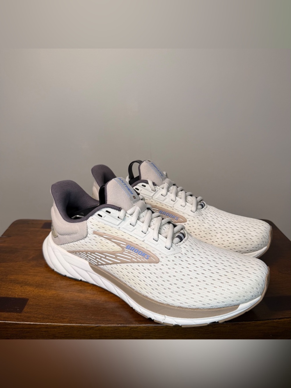 Brooks Anthem 6 Women’s 9.5 B Coconut Portabella Iris Running Shoes 1204031B131